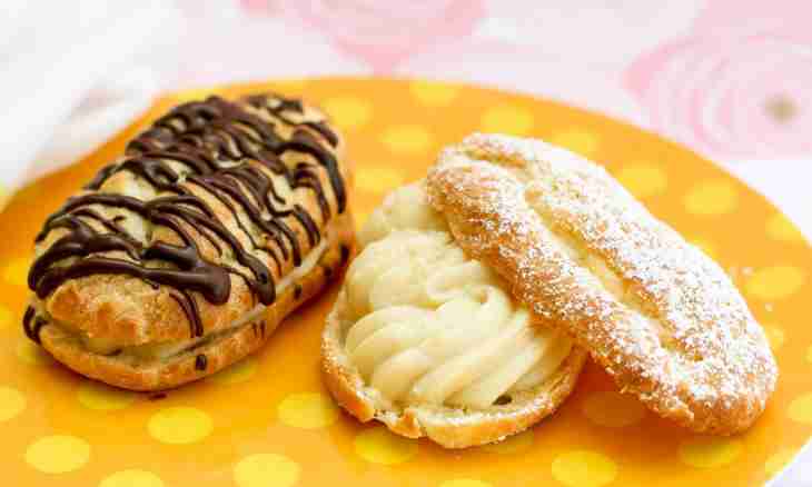 Eclairs with butter cream